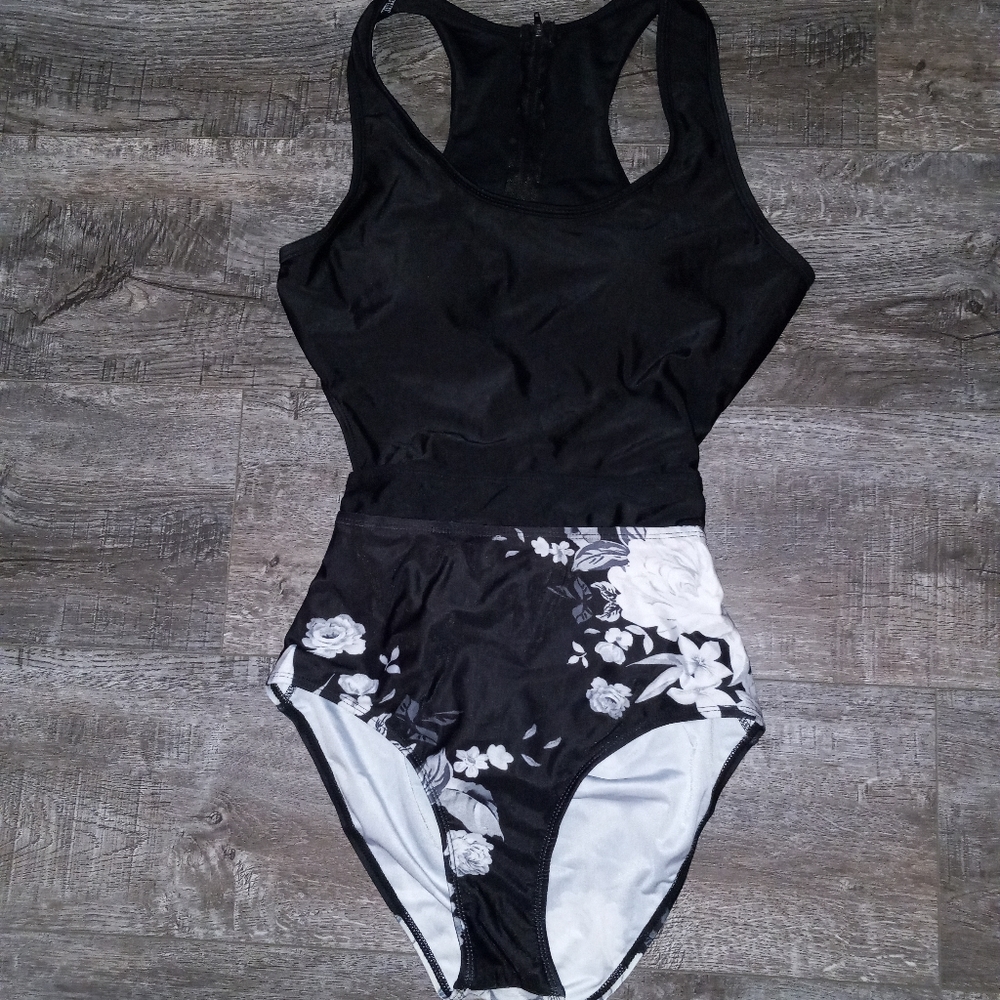 One piece black & white swimsuit with cutout back